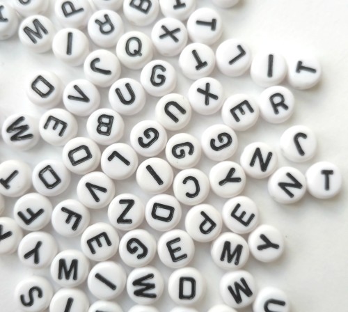 koraliki plastikowe z literkami okrągłe