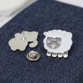 przypinka metalowa broszka pin owca biała
